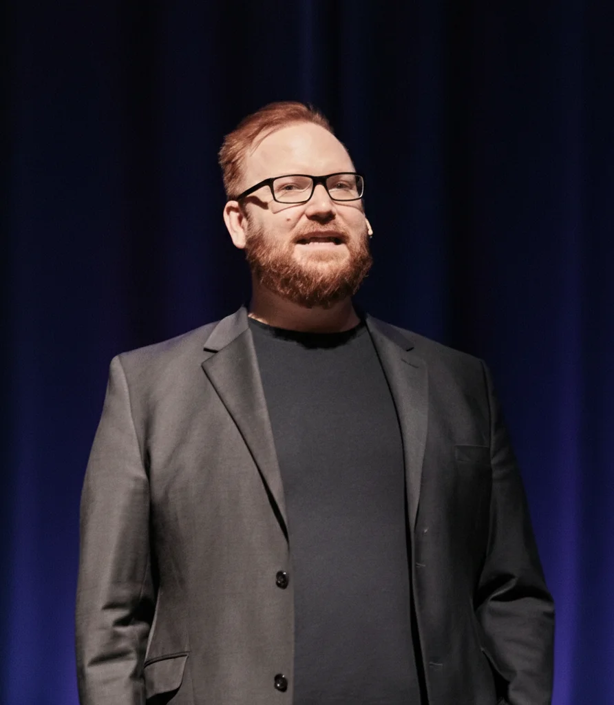 Joerg Dennis Krueger as Speaker